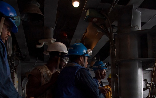 Abraham Lincoln conducts a fueling-at-sea with Henry J. Kaiser