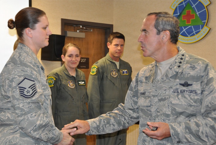 AMC commander visits 916th