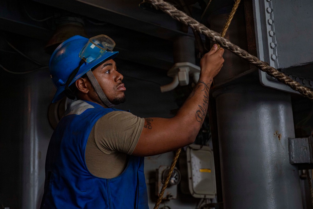 Abraham Lincoln conducts a fueling-at-sea with Henry J. Kaiser