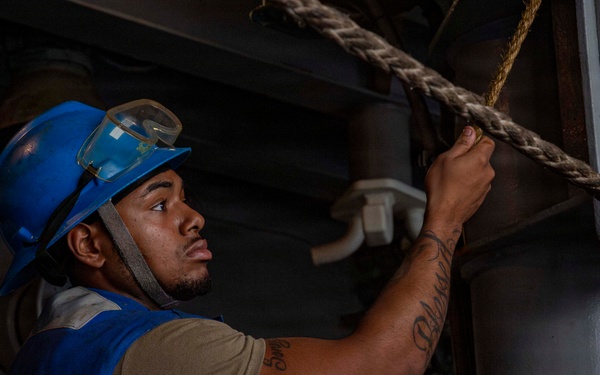 Abraham Lincoln conducts a fueling-at-sea with Henry J. Kaiser