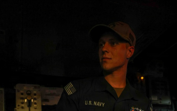 Bridge operations aboard USS Lake Erie (CG 70)