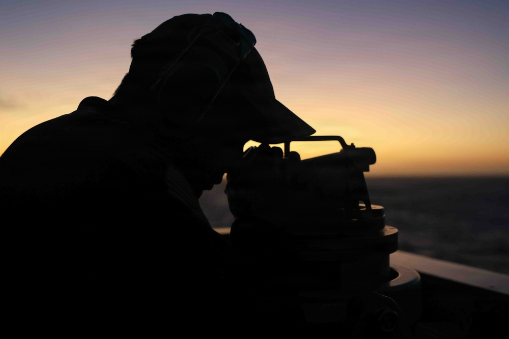 Bridge operations aboard USS Lake Erie (CG 70)