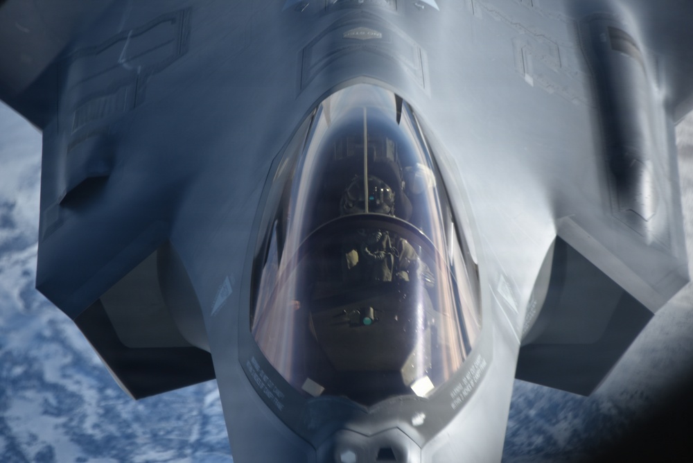 F-35A Lightning II gets refueled