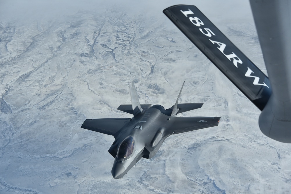 185th ARW KC-135 refuels F-35A Lightning II
