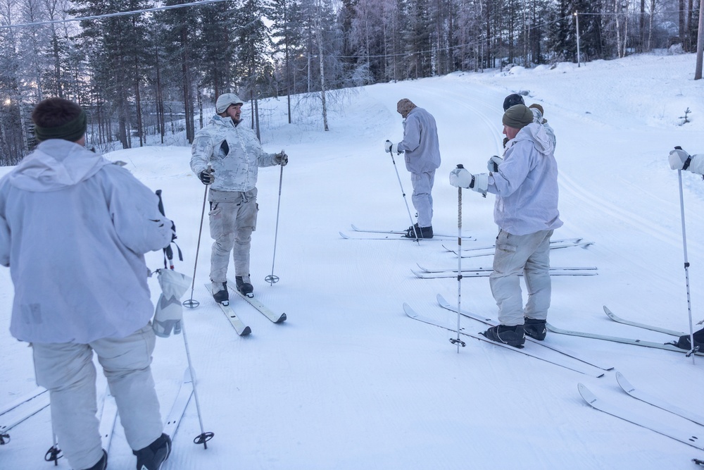 Recon Marines sharpen winter warfighting skills