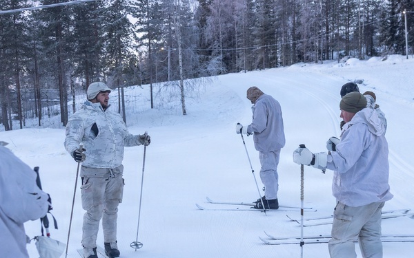 Recon Marines sharpen winter warfighting skills