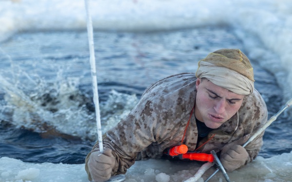 Recon Marines sharpen winter warfighting skills