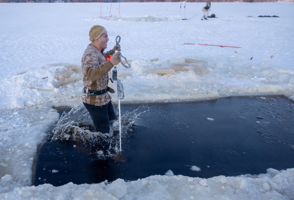 Recon Marines sharpen winter warfighting skills