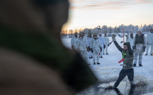 Recon Marines sharpen winter warfighting skills
