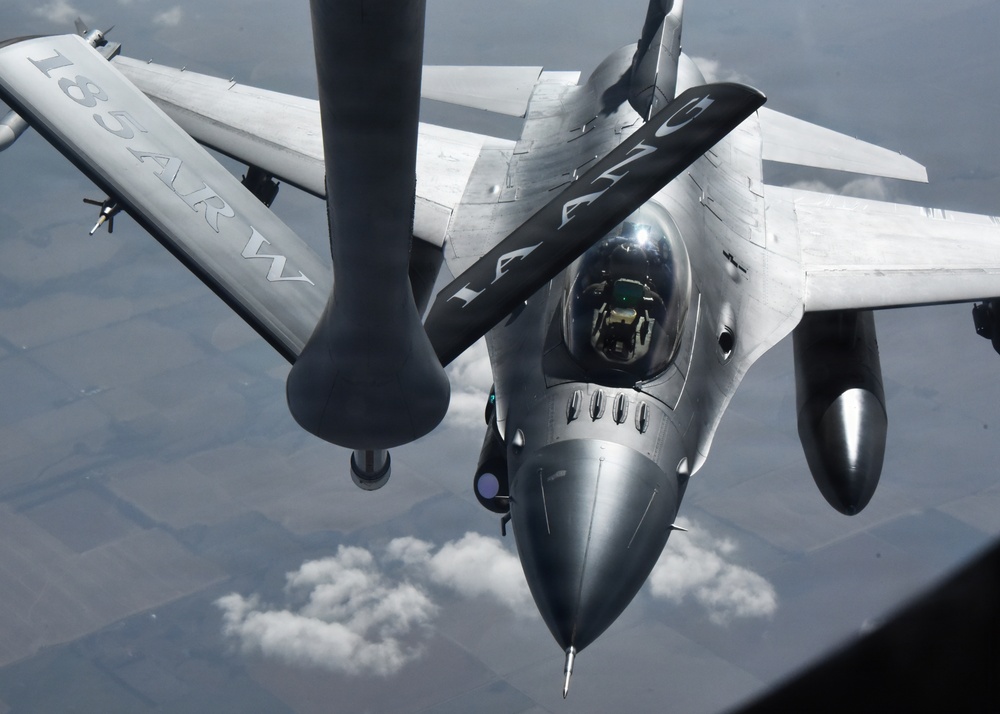 F-16 Fighting Falcon receives mid-air refueling