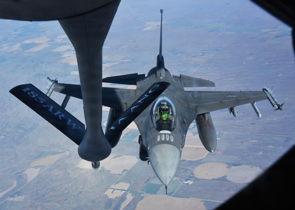 F-16 mid-air refueling