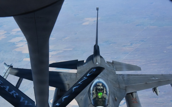 F-16 mid-air refueling