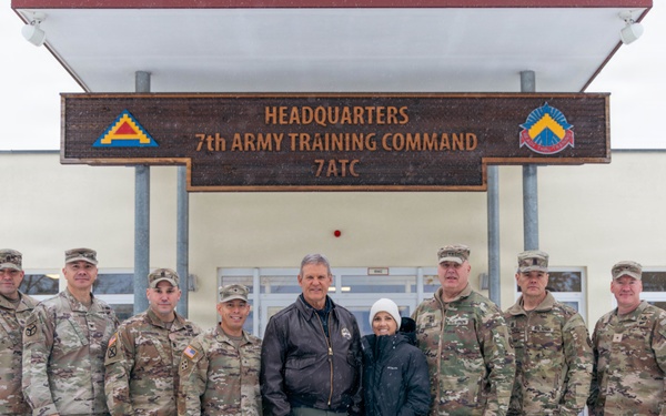 Tennessee Governor Visits Joint Multinational Training Group–Ukraine