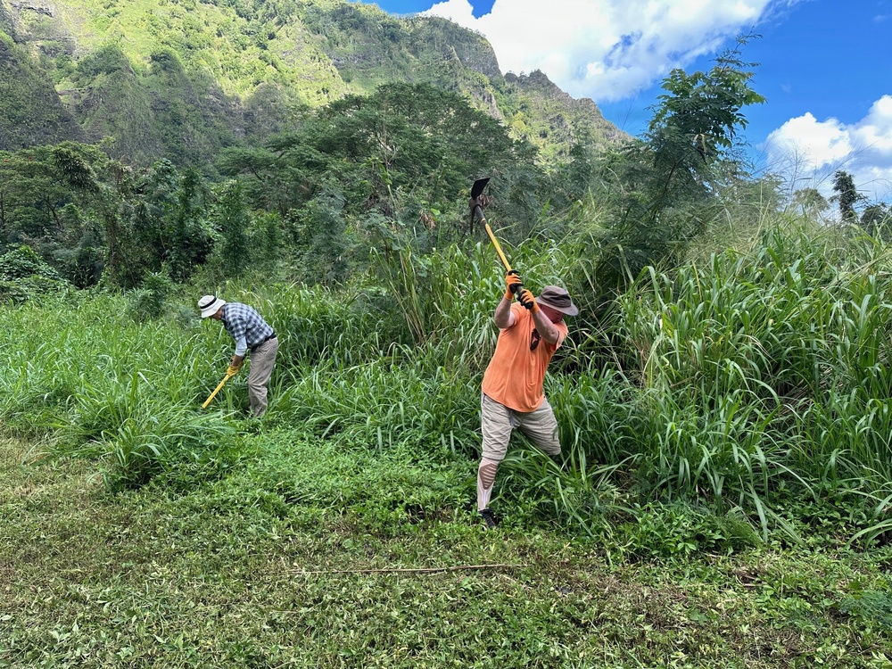 Hawaii Military &amp; Civilians Give Back to Ko'olau Foundation
