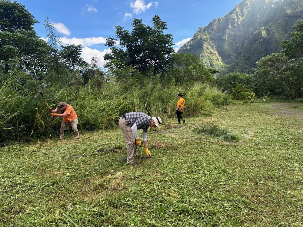 Hawaii Military &amp; Civilians Give Back to Ko'olau Foundation