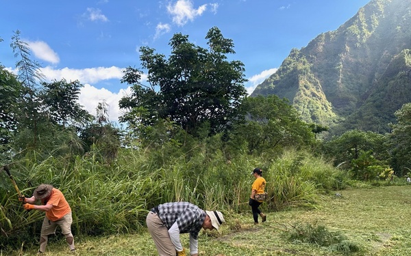 Hawaii Military &amp; Civilians Give Back to Ko'olau Foundation