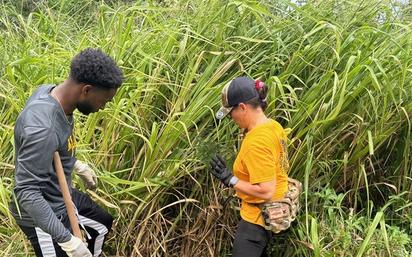 Hawaii Military &amp; Civilians Give Back to Ko'olau Foundation
