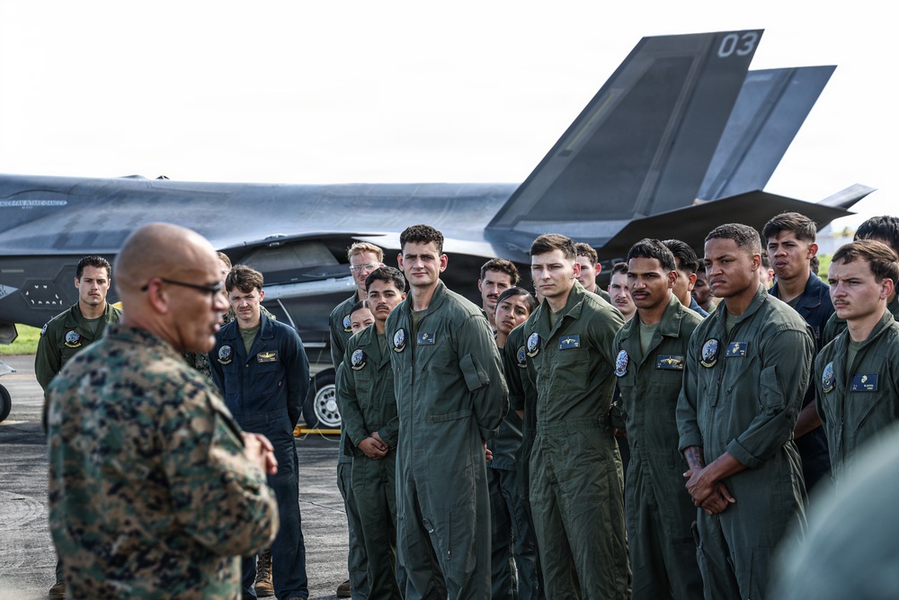 22nd MEU(SOC) | U.S. SOUTHCOM Acting Commander Visits 22nd MEU in Puerto Rico