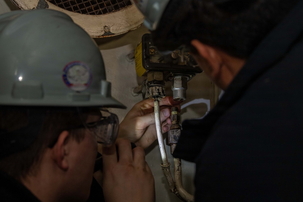 Ronald Reagan Sailors Perform Maintenance