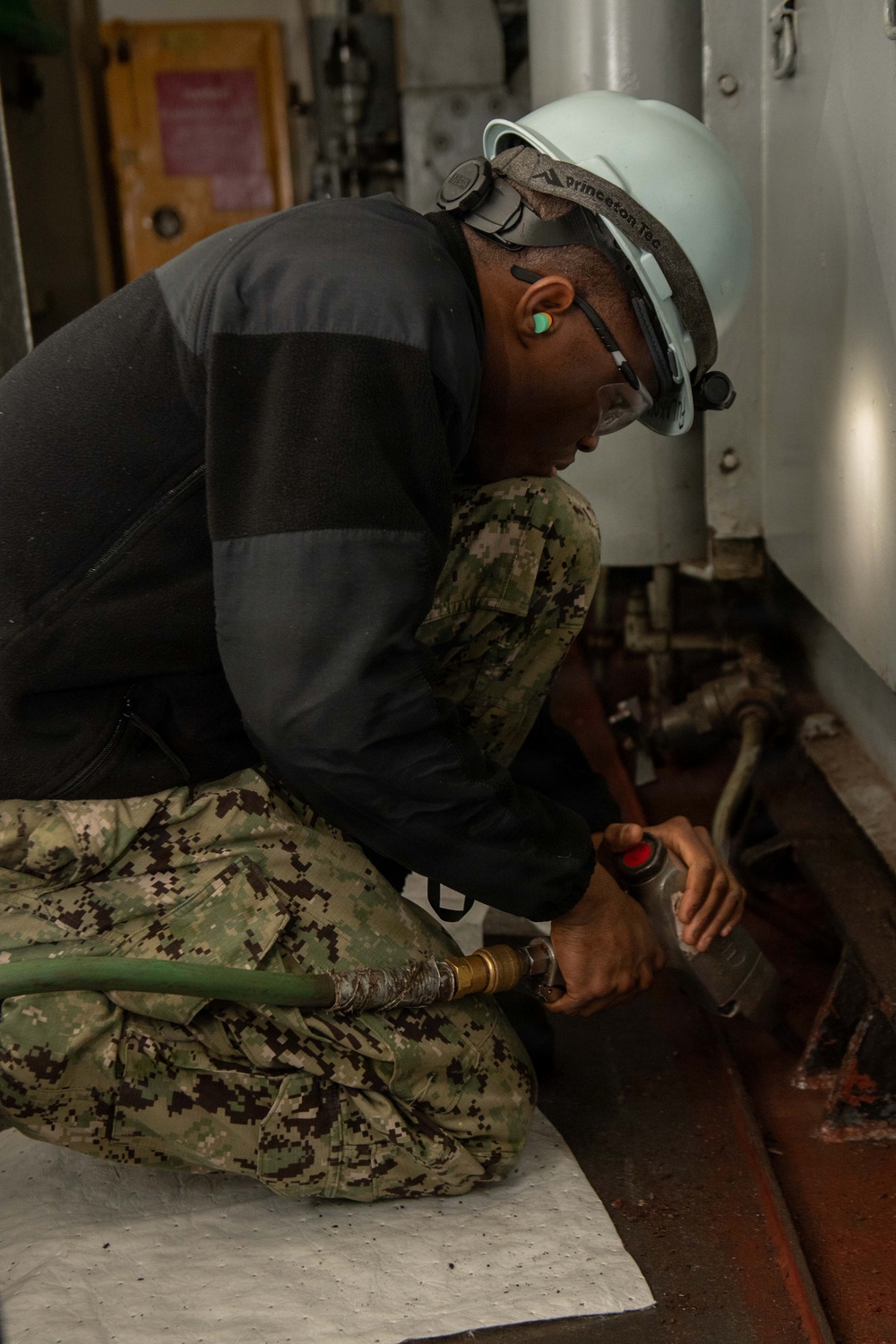 Ronald Reagan Sailors Perform Maintenance