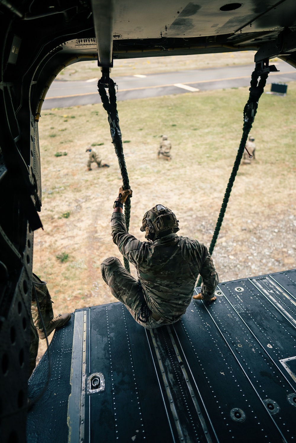 1SFG(A) Green Berets conduct fast rope insertion/extraction exercises