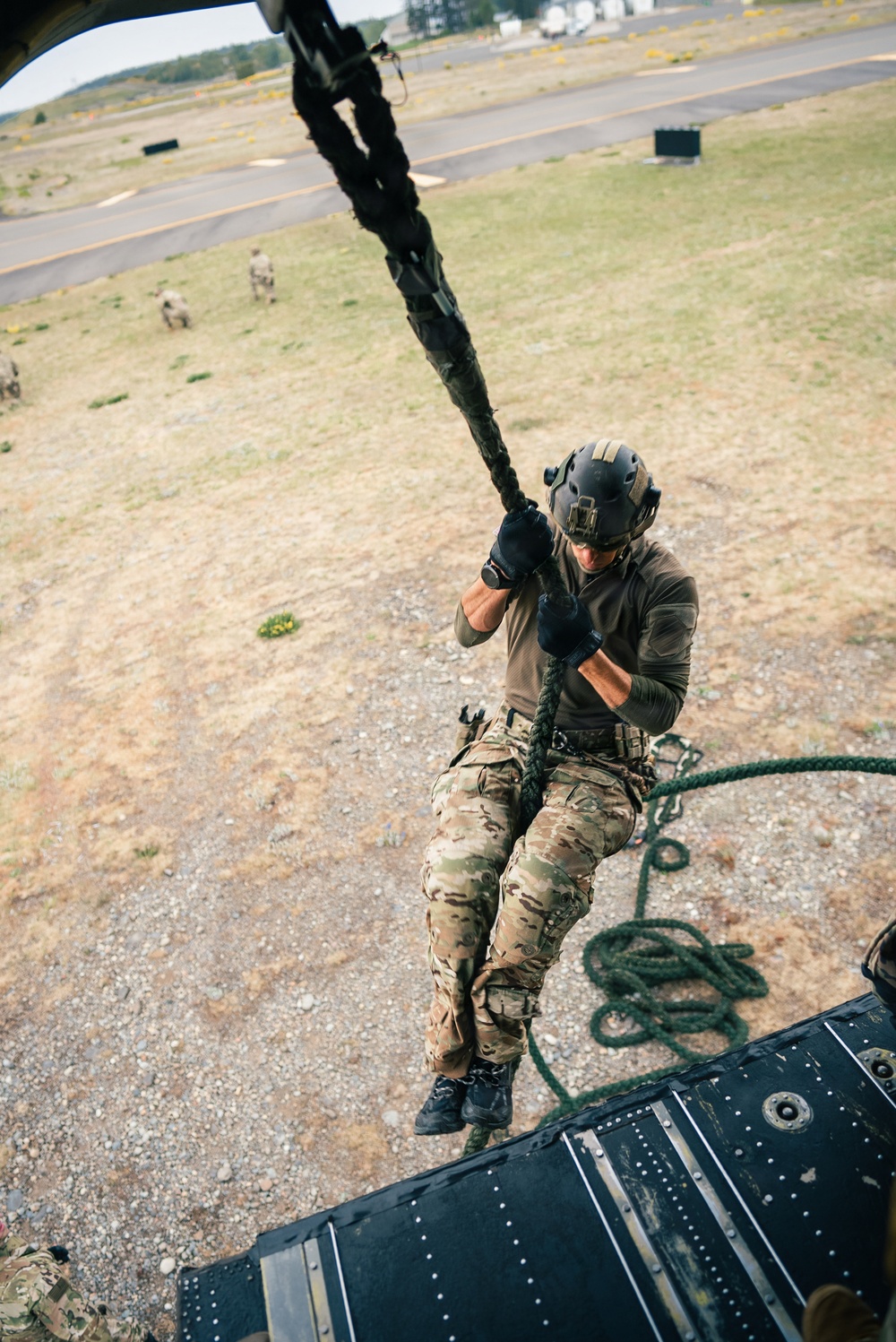 1SFG(A) Green Berets conduct fast rope insertion/extraction exercises