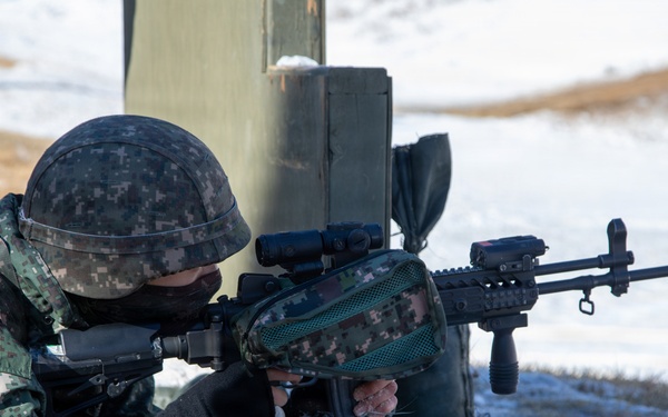 6-37 FA conducts cross training with Republic of Korea soldiers from 5th Infantry Brigade