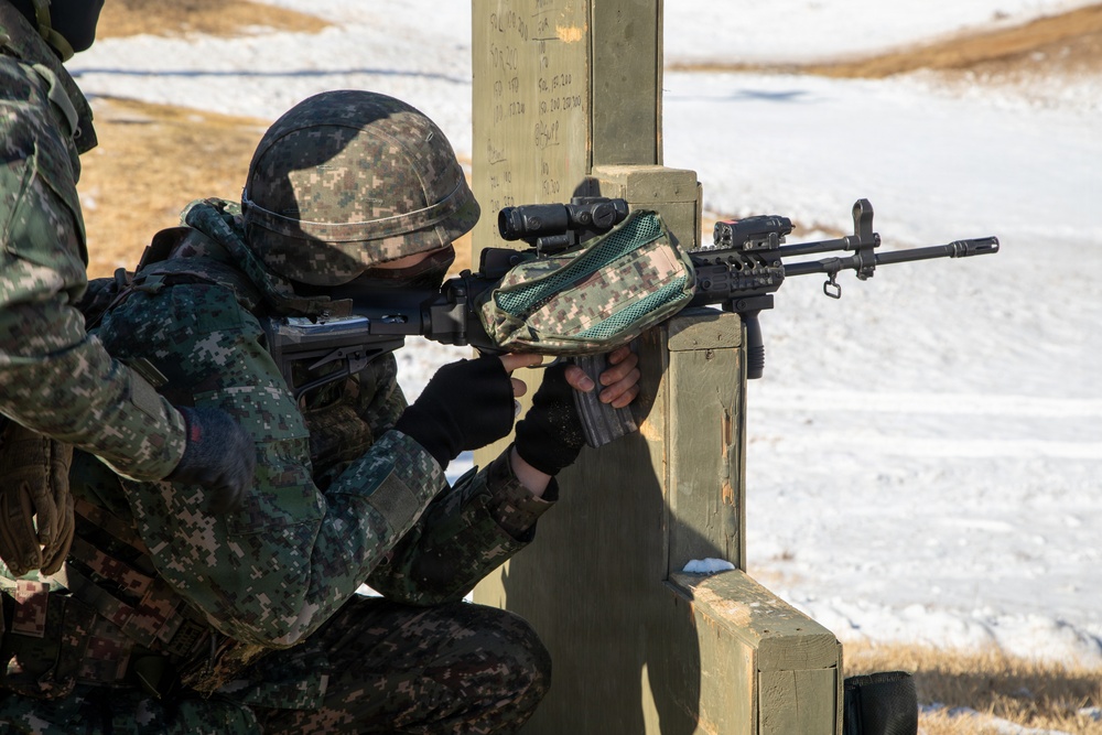 6-37 FA conducts cross training with Republic of Korea soldiers from 5th Infantry Brigade