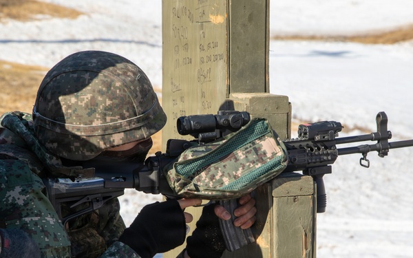 6-37 FA conducts cross training with Republic of Korea soldiers from 5th Infantry Brigade