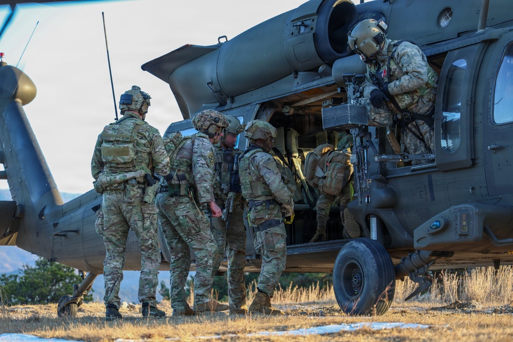 2-2 AHB Conducts Joint Fast-Rope Air Assault Training