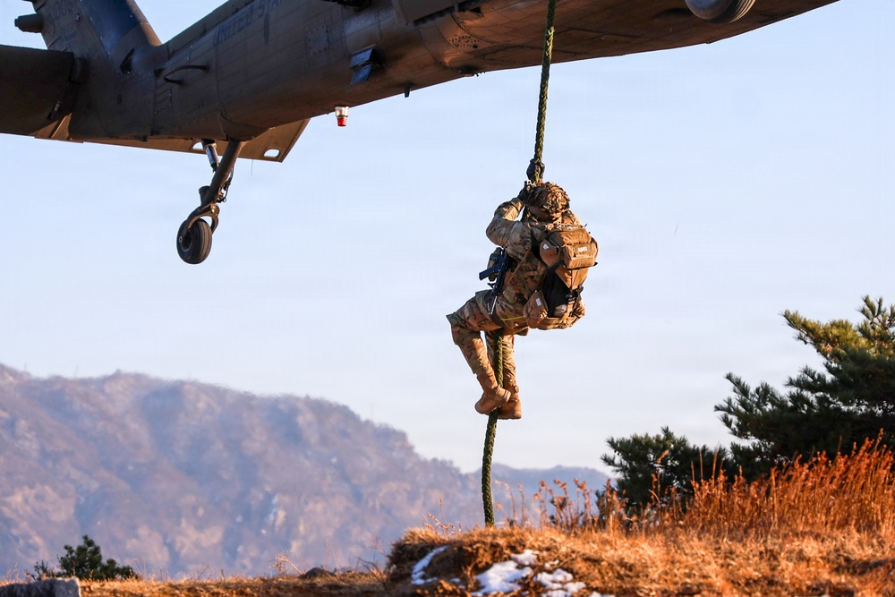 2-2 AHB Conducts Joint Fast-Rope Air Assault Training