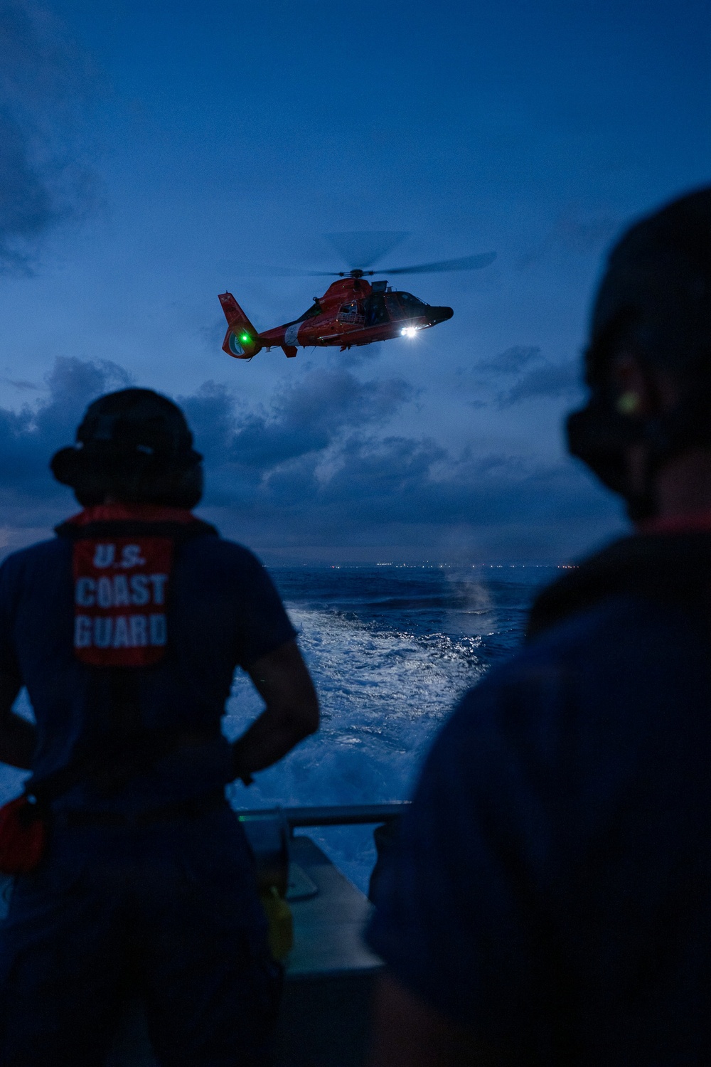 U.S. Coast Guard Station Honolulu conducts nighttime training with Air Station Barbers Point