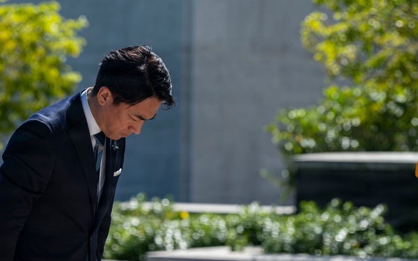 Japan Minister of Defence and Commander, U.S. Pacific Fleet visit Punchbowl Cemetery