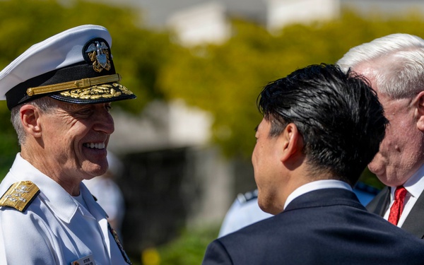 Japan Minister of Defence and Commander, U.S. Pacific Fleet visit Punchbowl Cemetery
