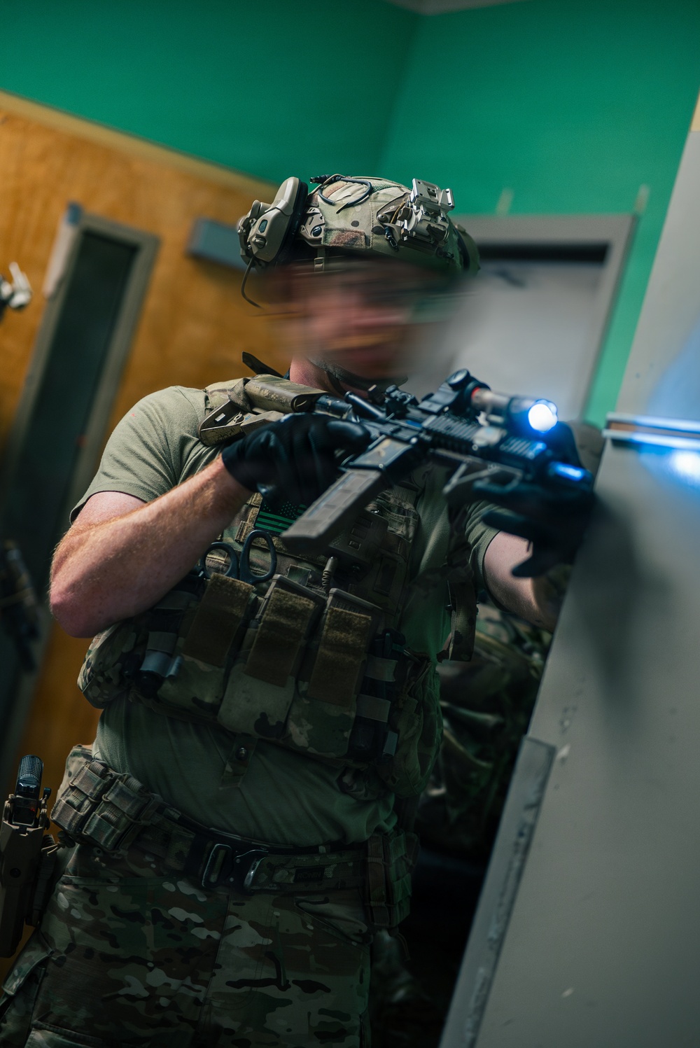 1SFG(A) Green Berets conduct close quarters combat training