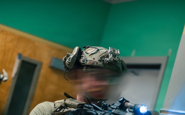 1SFG(A) Green Berets conduct close quarters combat training