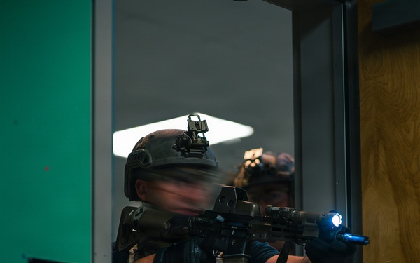 1SFG(A) Green Berets conduct close quarters combat training