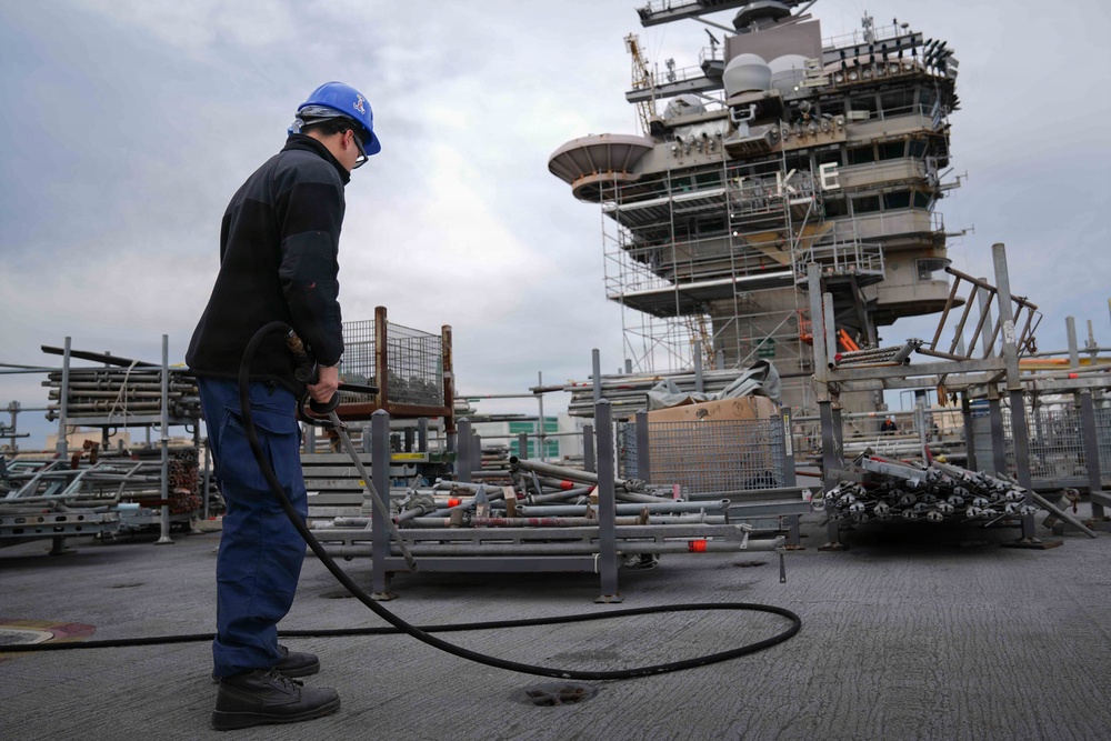 Ike Conducts Planned Incremental Availability maintenance period