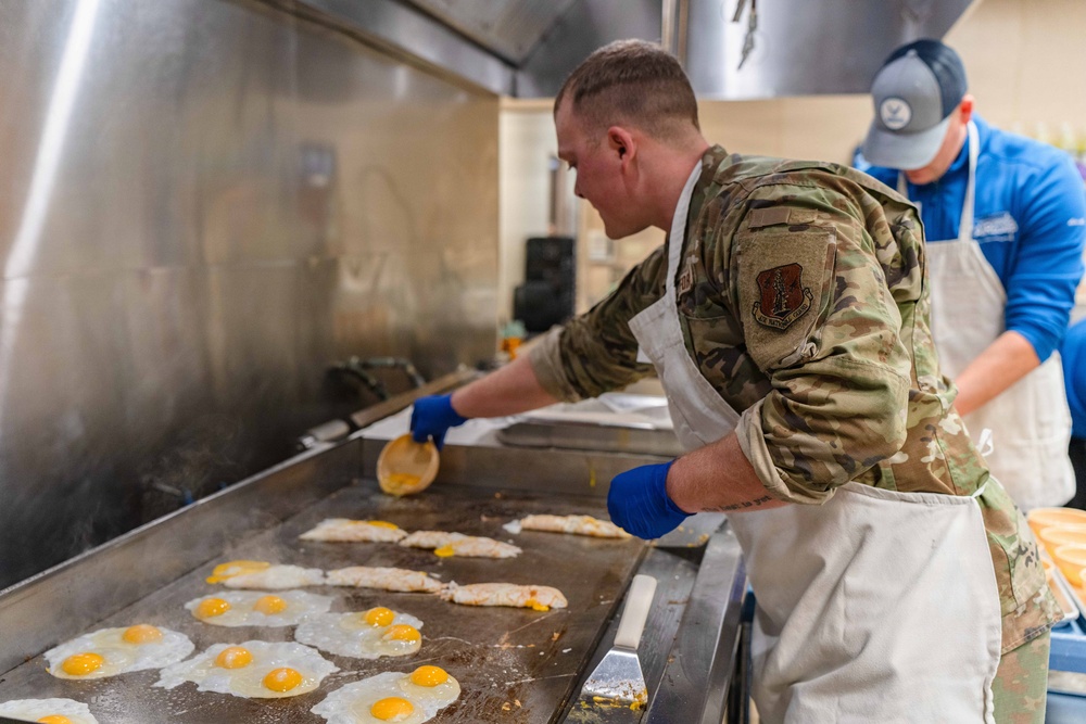Airmen support Sioux Falls community meal effort