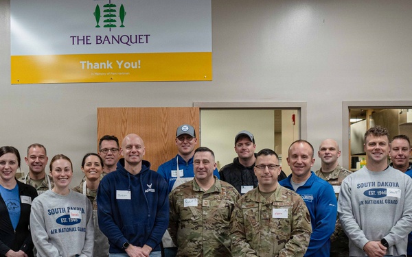 Airmen support Sioux Falls community meal effort