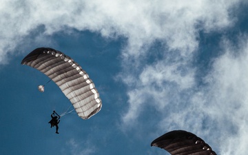 10th SFG(A) conducts military free fall above the desert of Lake Havasu
