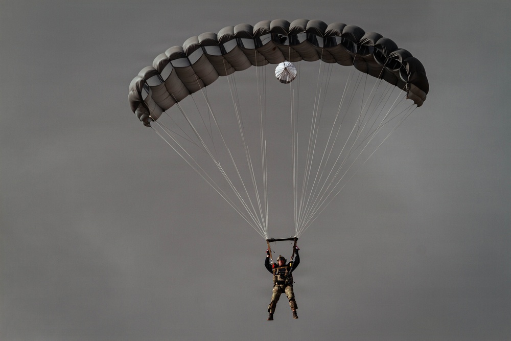 10th SFG(A) conducts military free fall above the desert of Lake Havasu