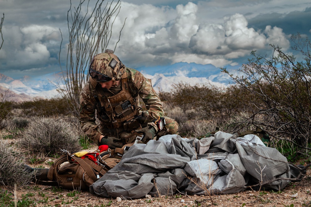 10th SFG(A) conducts military free fall above the desert of Lake Havasu