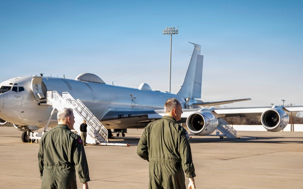 Rear Adm. Brophy Visits Strategic Communications Wing 1