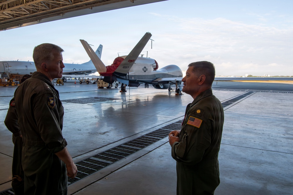 Commander, U.S. 7th Fleet visits Kadena