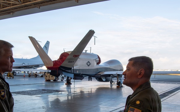 Commander, U.S. 7th Fleet visits Kadena