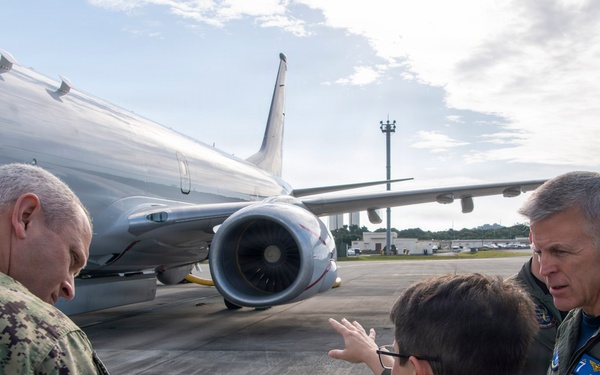 Commander, U.S. 7th Fleet visits Kadena