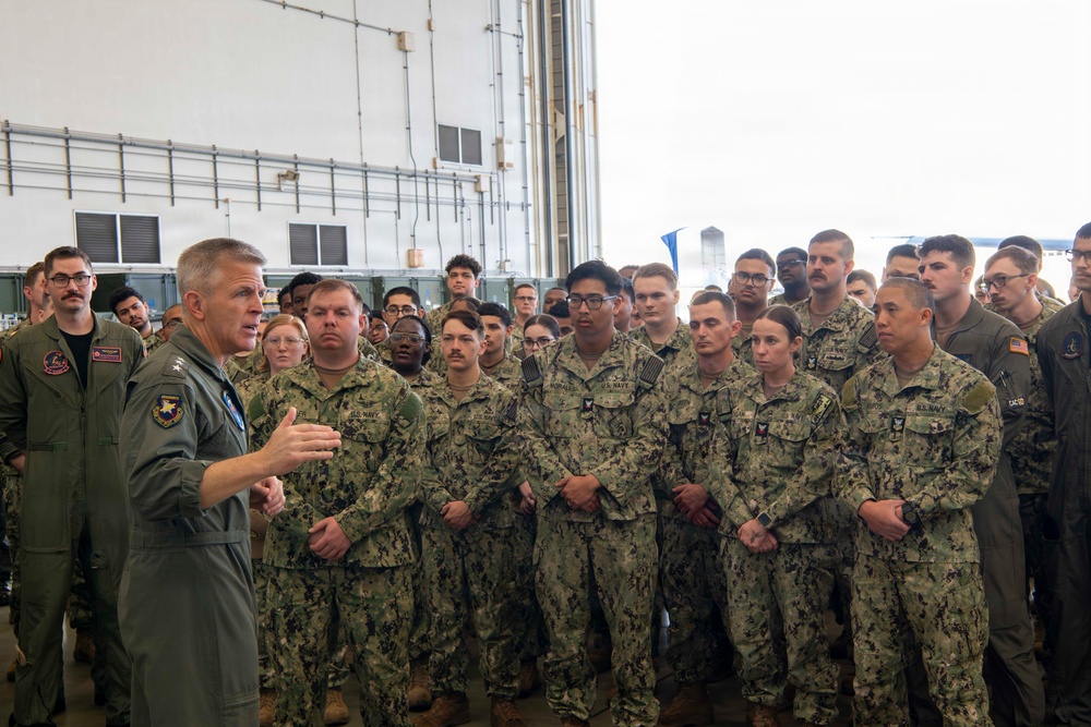 Commander, U.S. 7th Fleet visits Kadena