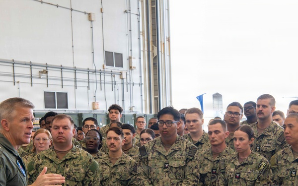 Commander, U.S. 7th Fleet visits Kadena