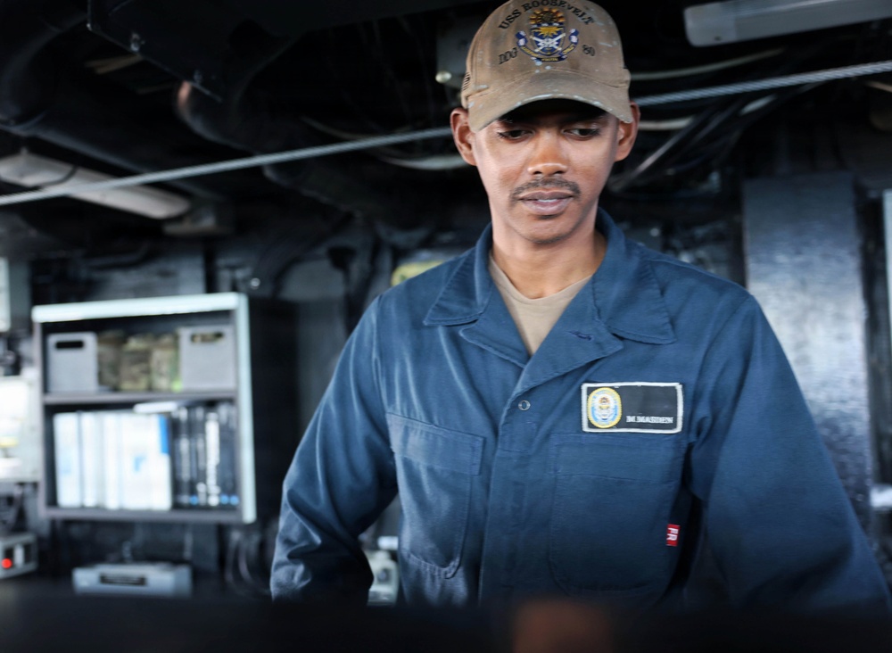 USS Roosevelt (DDG 80) Transits Bab El-Mandeb